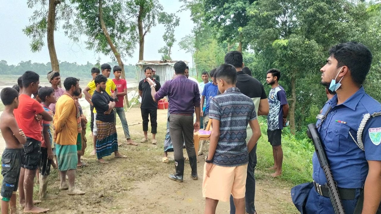 হবিগঞ্জে খোয়াই নদীর বাঁধ ভাঙনের পর ড্রেজার মেশিন জব্দ