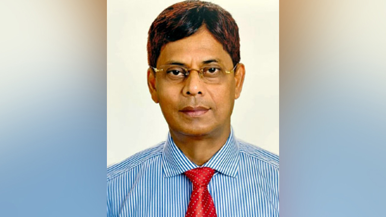 দুদকের তল্লাশিতে সাবেক আইজিপি শহিদুল হকের ২ বস্তা নথি উদ্ধার