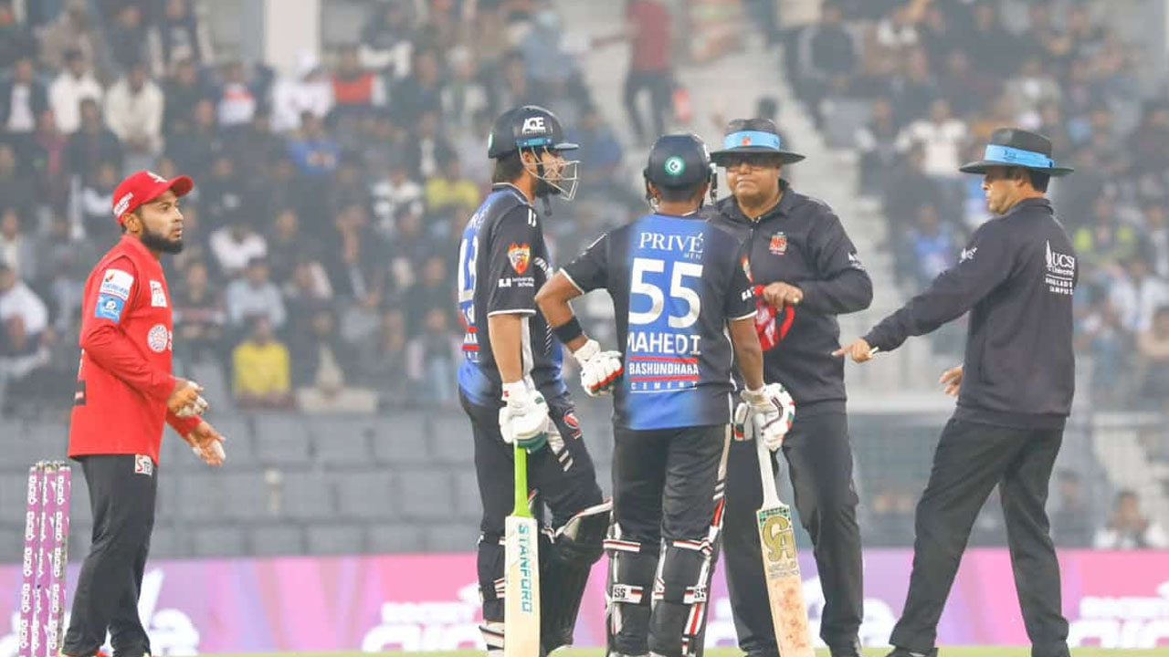 বিপিএলে প্রথম অবস্ট্রাক্টিং দ্য ফিল্ড আউটের ঘটনা