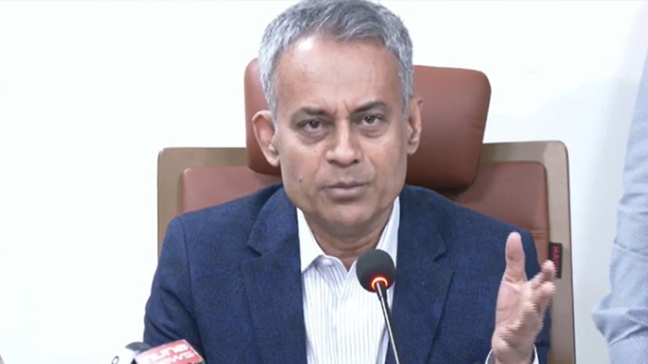 পদ্মা ও যমুনা সেতু দিয়ে নির্বিঘ্নে যানবাহন পারাপার হচ্ছে