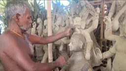 শেরপুরে ১৭১ মণ্ডপে প্রতিমা তৈরিতে ব্যস্ত কারিগর