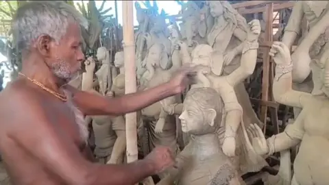 শেরপুরে ১৭১ মণ্ডপে প্রতিমা তৈরিতে ব্যস্ত কারিগরেরা