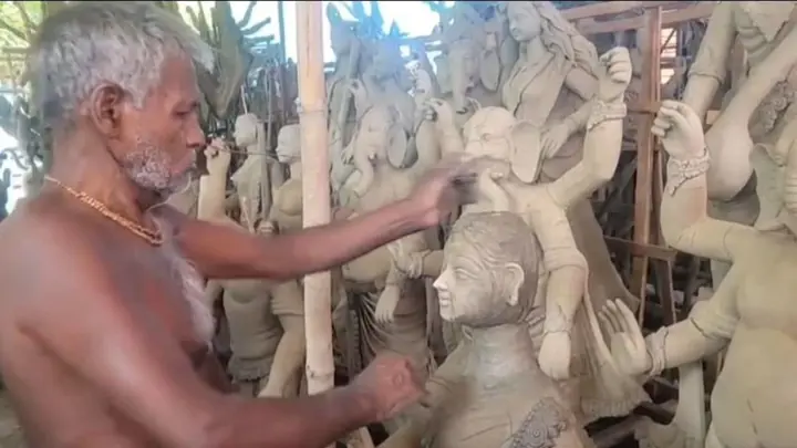 শেরপুরে ১৭১ মণ্ডপে প্রতিমা তৈরিতে ব্যস্ত কারিগরেরা
