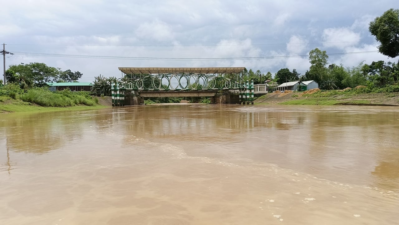 ভারী বর্ষণে শেরপুরের নদ-নদীতে পাহাড়ি ঢলে বন্যার 
শঙ্কা