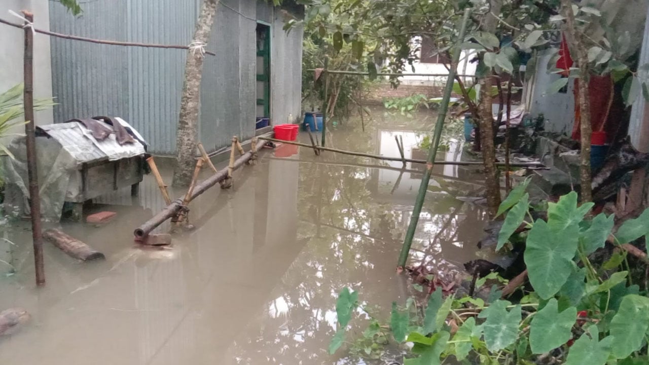 শিবচরে জলাবদ্ধতায় অবরুদ্ধ শতাধিক পরিবার