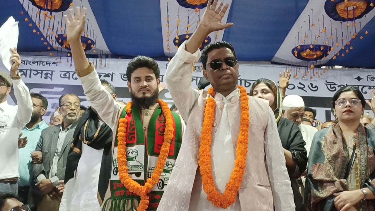 ট্রাক ছেড়ে জাহাজে চড়লেন গণ অধিকারের প্রার্থী