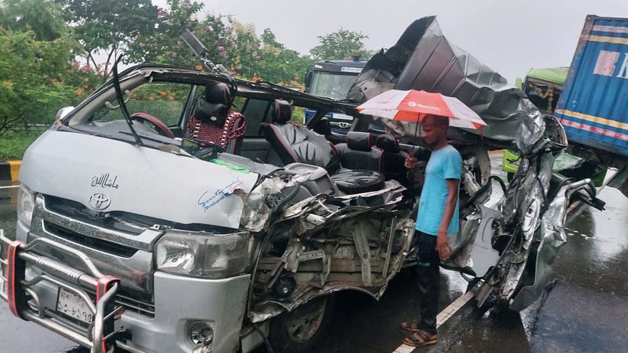 দাঁড়িয়ে থাকা কাভার্ডভ্যানের সঙ্গে বাস-মাইক্রোবাসের সংঘর্ষে নিহত দুই