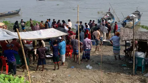 শিবচরে জমজমাট অস্থায়ী হাট, ডিমওয়ালা ইলিশ বিক্রি প্রকাশ্যে