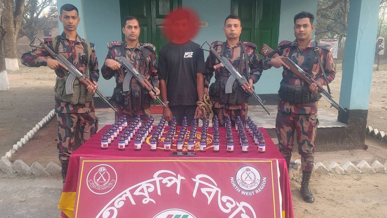 শিবগঞ্জ সীমান্তে ১০০ বোতল ইস্কাফসহ চোরাকারবারি আটক