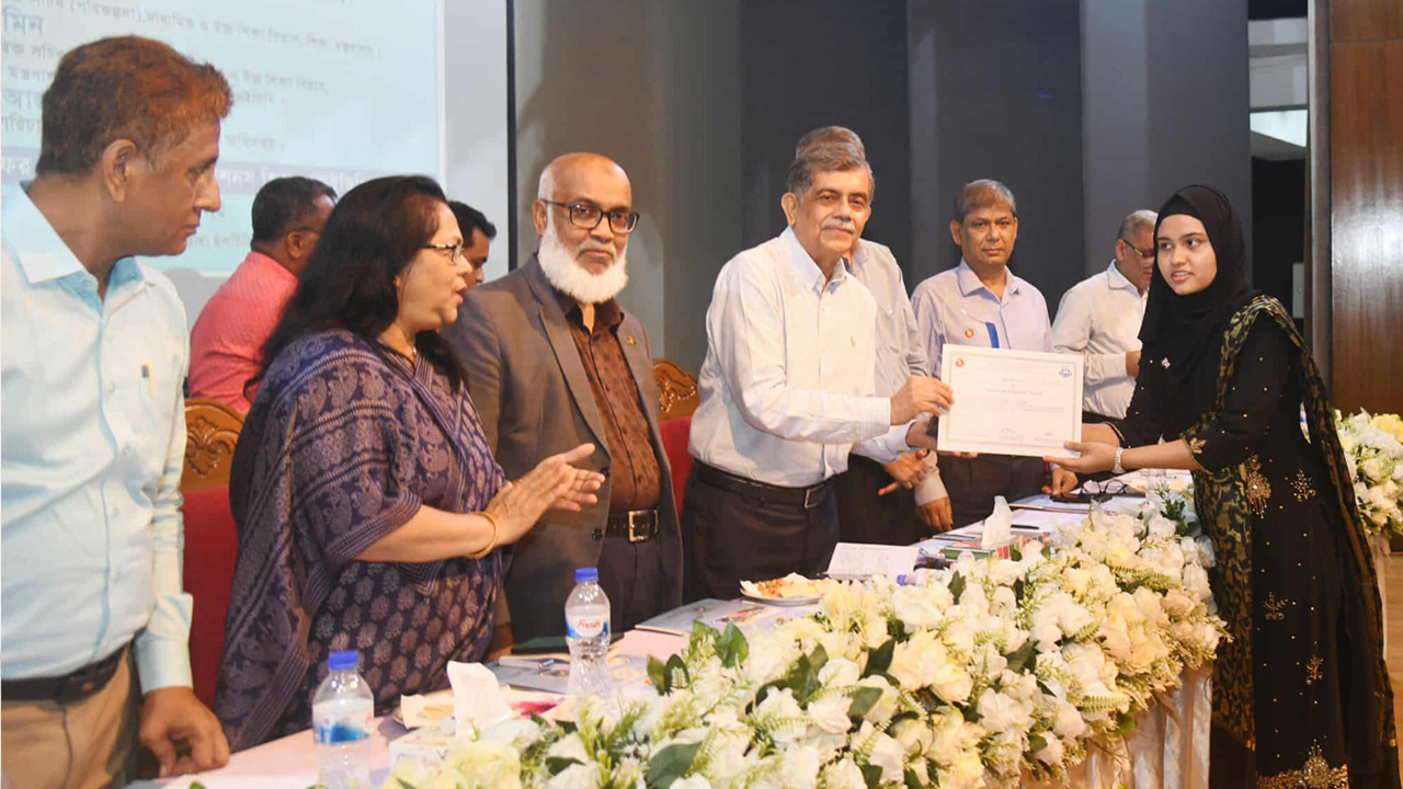 শিক্ষক ও বাবা-মায়ের প্রতি কৃতজ্ঞতা জানাতে হবে: শিক্ষা উপদেষ্টা