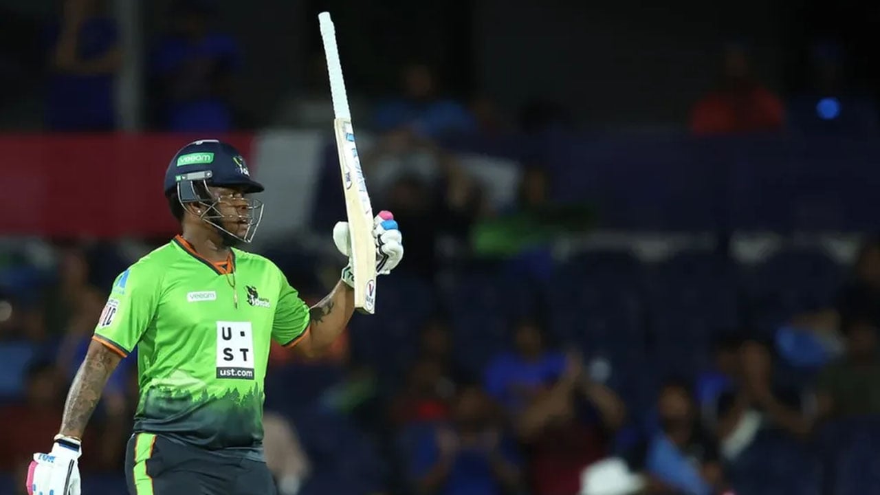 শেষ বলের ছক্কায় নায়ক হেটমায়ার