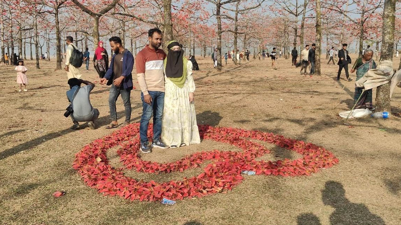 লাল টুকটুকে শিমুলের রাজ্যে ভালবাসার উৎসব ছড়িয়ে পড়ে