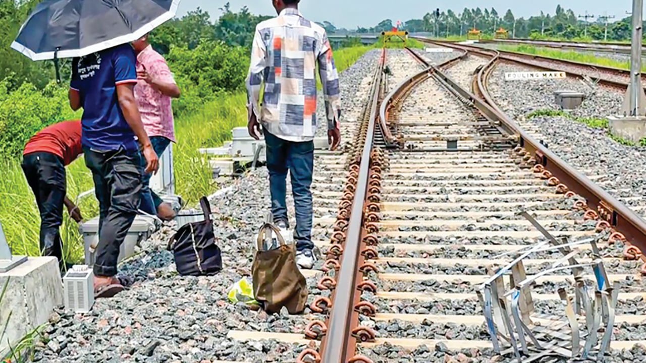 ঢাকা-ভাঙ্গা রেলপথে ঝুঁকিতে ট্রেন চলাচল, বড় দুর্ঘটনার শঙ্কা