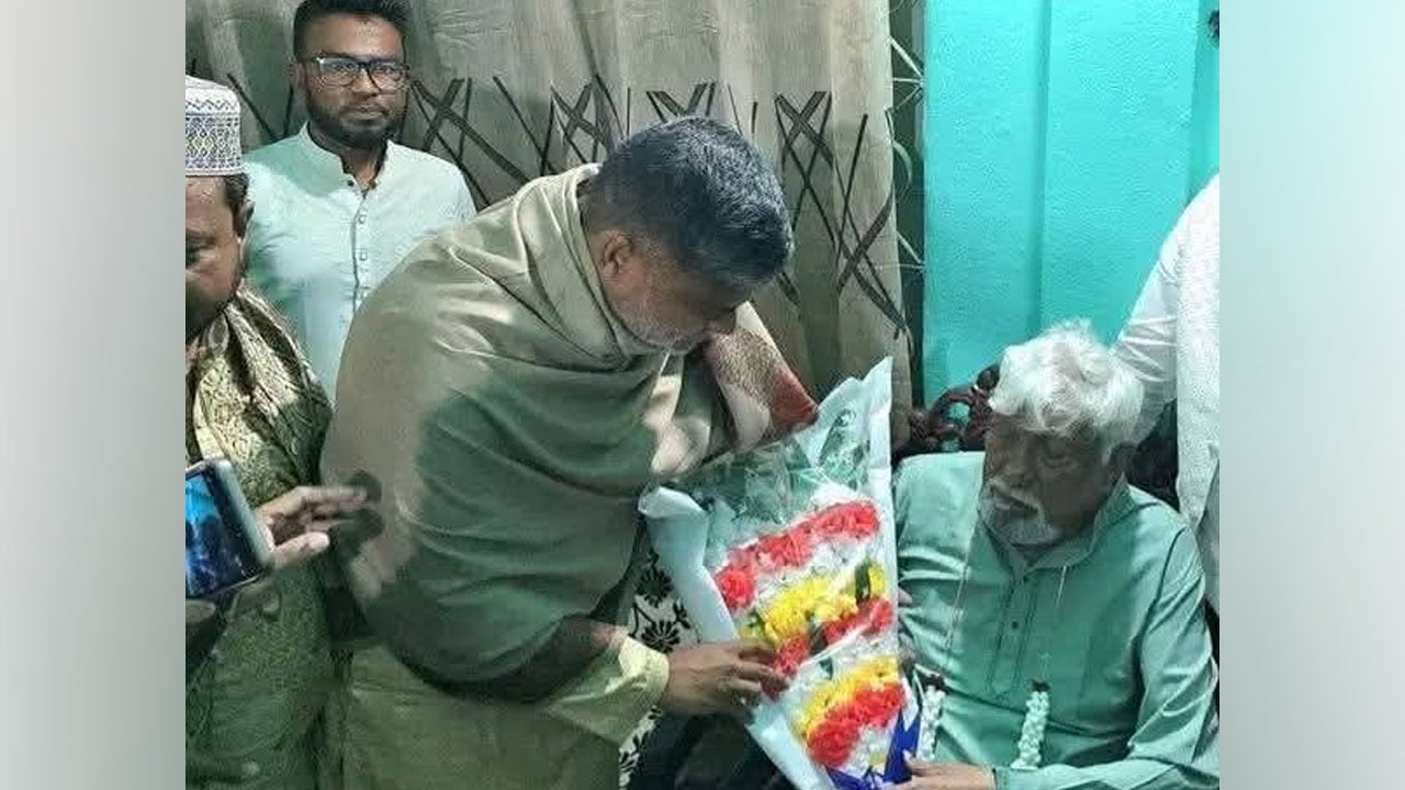 নির্বাচনে হেরেও ফুল নিয়ে বিএনপির বিজয়ী প্রার্থীর বাসায় শিশির মনির