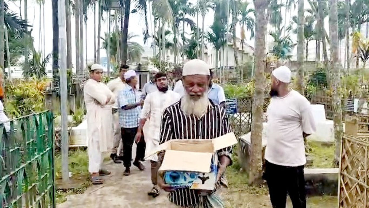 কবরস্থানে রেখে যাওয়া নবজাতক হঠাৎ নড়ে উঠলো, হাসপাতালে ভর্তি