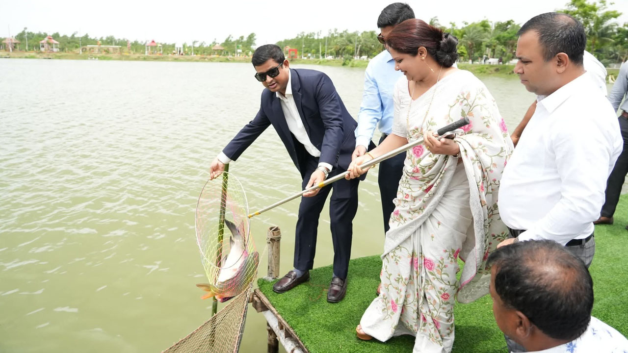 সীতাকুণ্ডে ডিসি পার্কে মৎস্য অবমুক্তকরণ, বৃক্ষরোপণ ও ফ্লাওয়ার জোনের উদ্বোধন