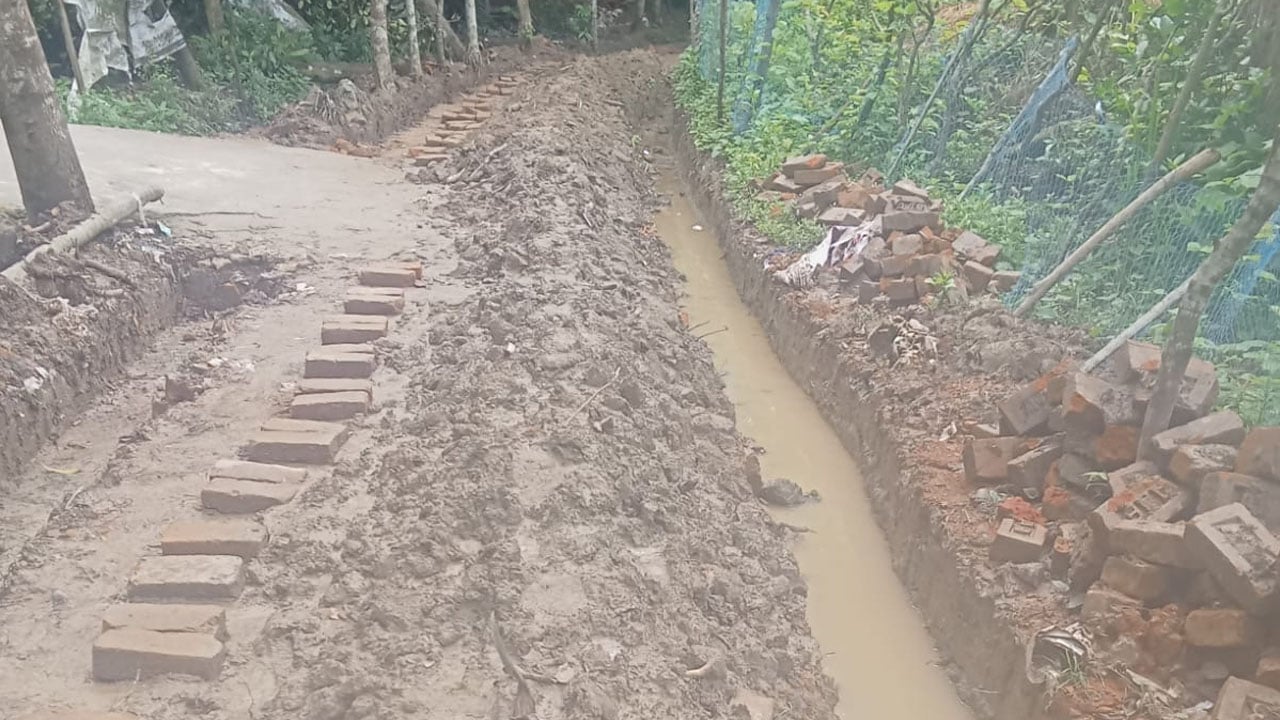 সীতাকুণ্ডে ভুল খননে সড়ক নষ্ট, বাড়ছে জনদুর্ভোগ
