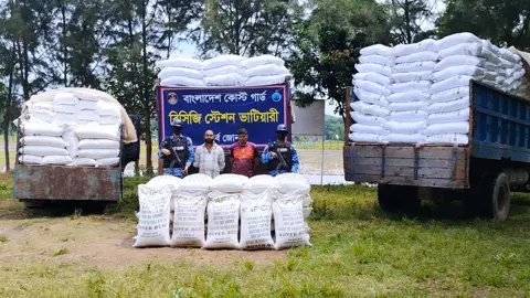 মিয়ানমারে পাচারের উদ্দেশ্যে কার্গো বোটে তোলা হচ্ছিল ৩৫ টন সার, ৩ ট্রাক জব্দ আটক দুই 