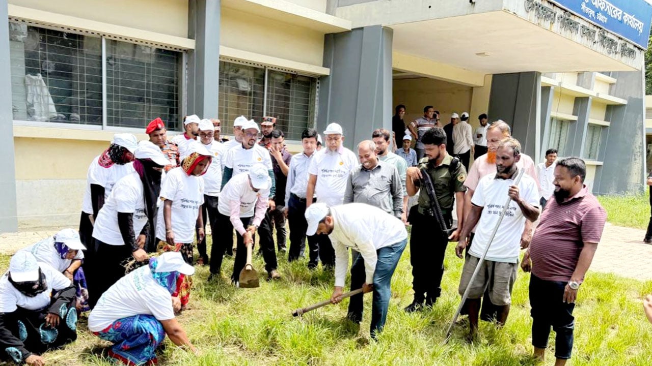 ডেঙ্গু প্রতিরোধে সীতাকুণ্ডে উপজেলা প্রশাসনের পরিচ্ছন্নতা অভিযান