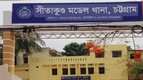 অটোরিকশায় পুলিশের নামে চাঁদা আদায়ের অভিযোগে সীতাকুণ্ডে দুই যুবক আটক