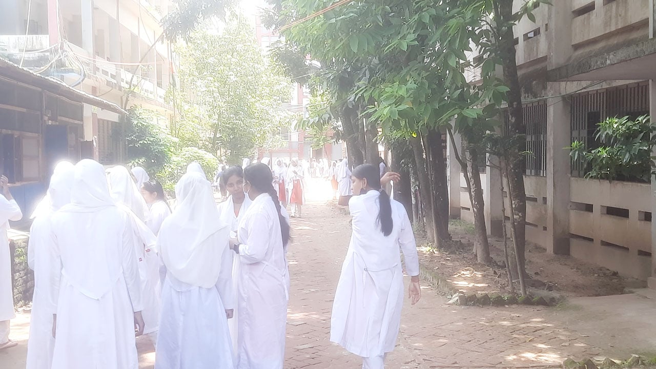 সরকারি কলেজে নেই খেলার মাঠ, দুর্গন্ধে নাকাল ছাত্রীরা