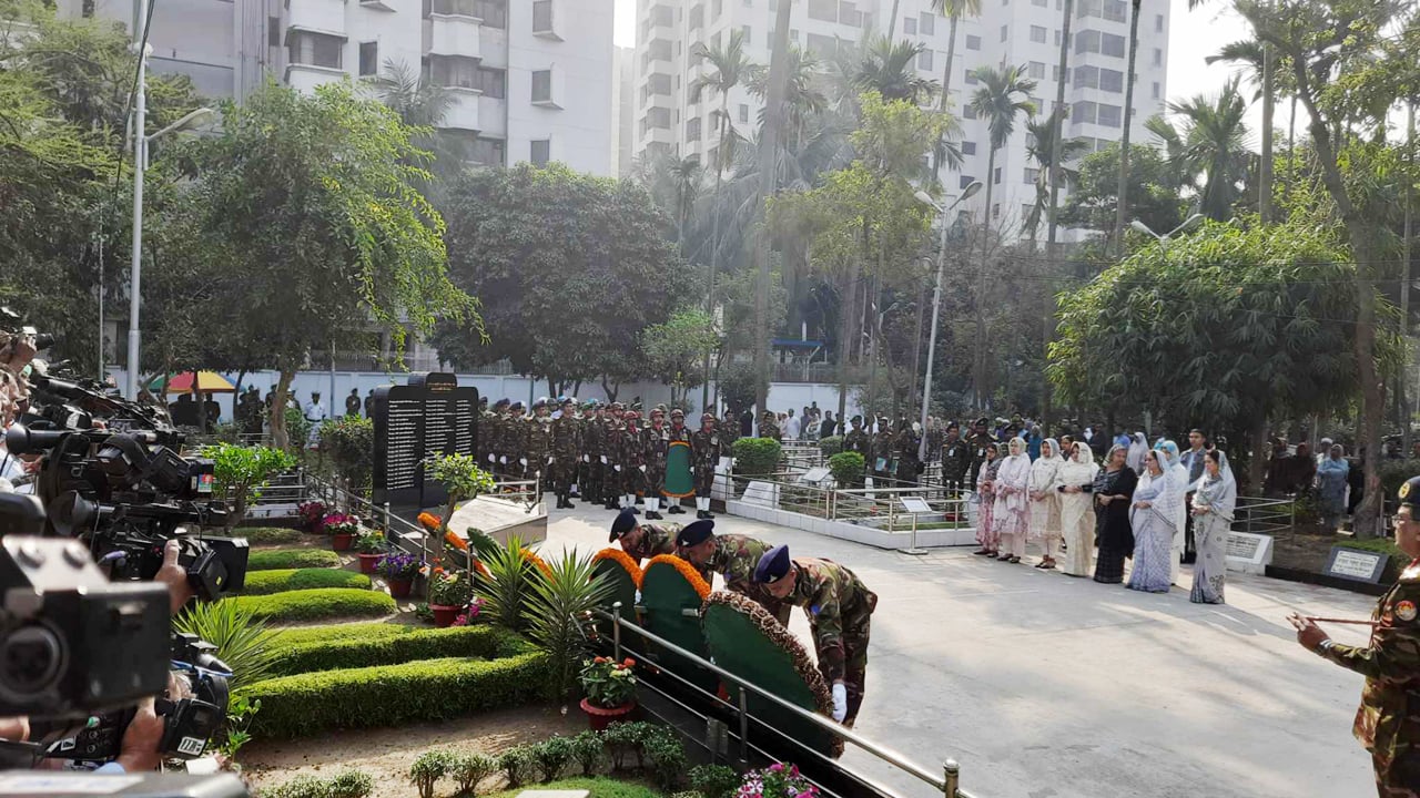 পিলখানা দিবসে বনানী কবরস্থানে স্বরাষ্ট্র উপদেষ্টাসহ তিন বাহিনীর শ্রদ্ধা