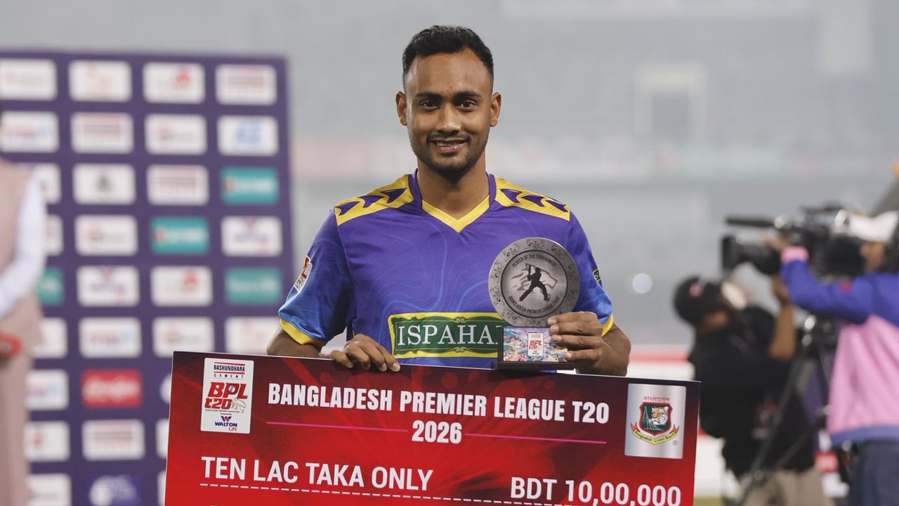বিপিএলের সেরা ক্রিকেটারের প্রাইজ মানি মাঠকর্মীদের দিলেন শরিফুল