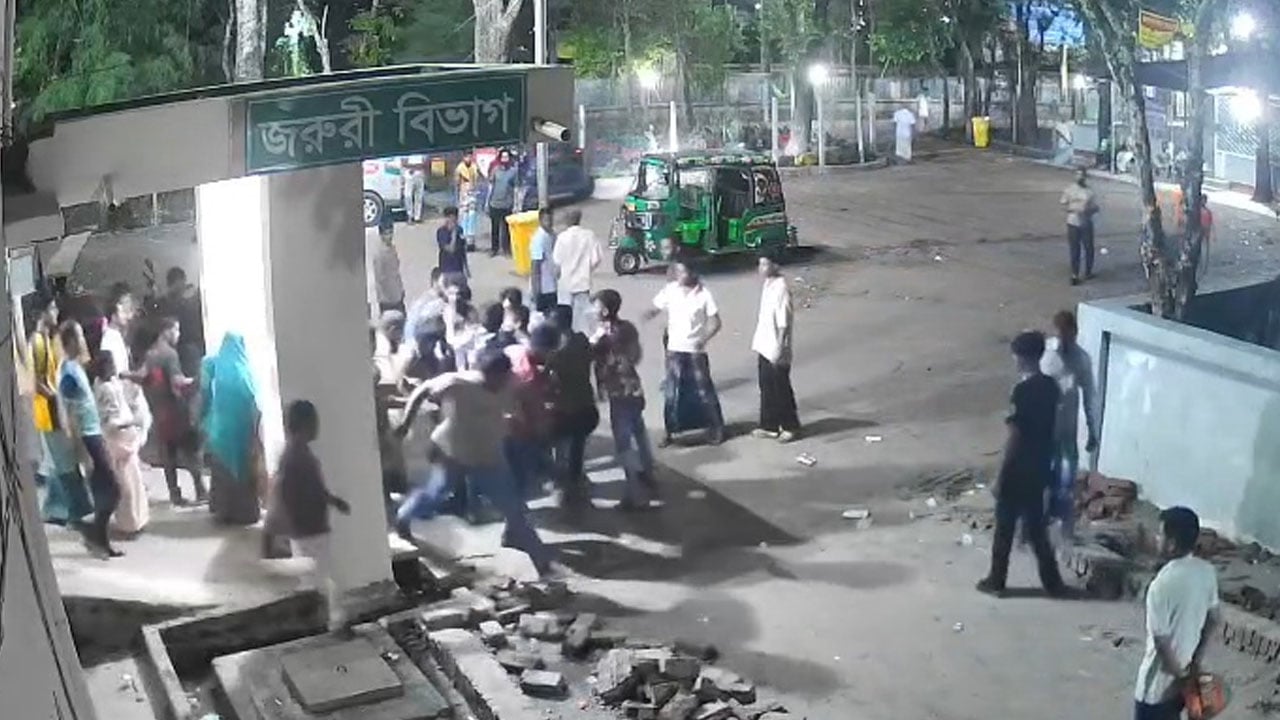 রোগীর মৃত্যুকে কেন্দ্র করে হাসপাতাল ভাঙচুর, চিকিৎসককে মারধর