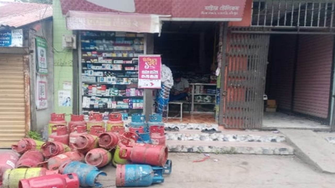 শাহরাস্তিতে দু্ই পক্ষের সংঘর্ষে ১০ দোকান ভাঙচুর, আহত ৮