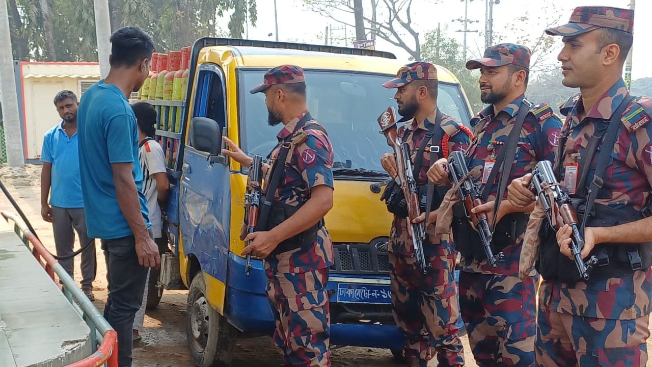 তেল পাচার ঠেকাতে সুনামগঞ্জ সীমান্তে বিজিবির নজরদারি জোরদার
