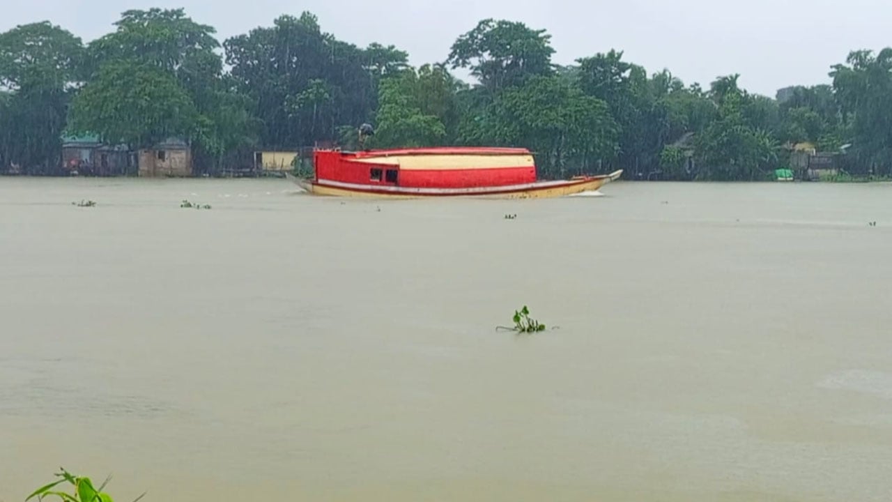 সুনামগঞ্জে সুরমার পানি কমলেও কাটেনি বন্যার শঙ্কা