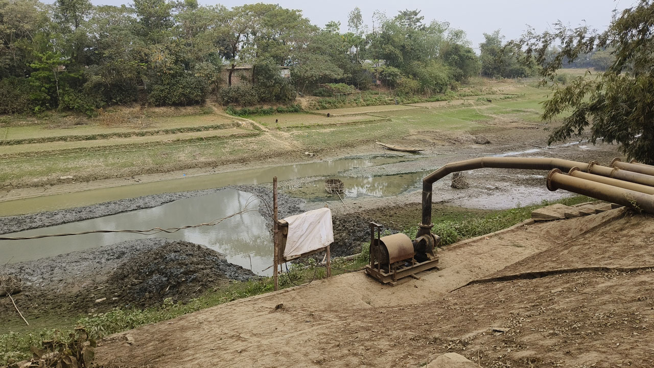 হাওরে সেচের পানি তীব্র সঙ্কট, কপাল পুড়ছে
কৃষকের