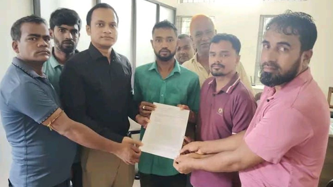 সুনামগঞ্জে হোটেল-রেস্তোরাঁয় সর্বনিম্ন মজুরি ও শ্রম আইন বাস্তবায়নের দাবিতে স্মারকলিপি 
