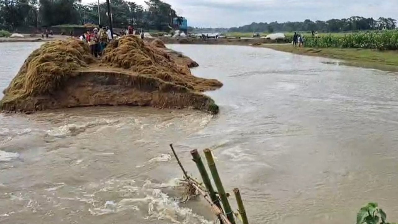 ভারতের পাহাড়ি ঢলে বিলের বাঁধ ভেঙে হাওরে ঢুকছে পানি