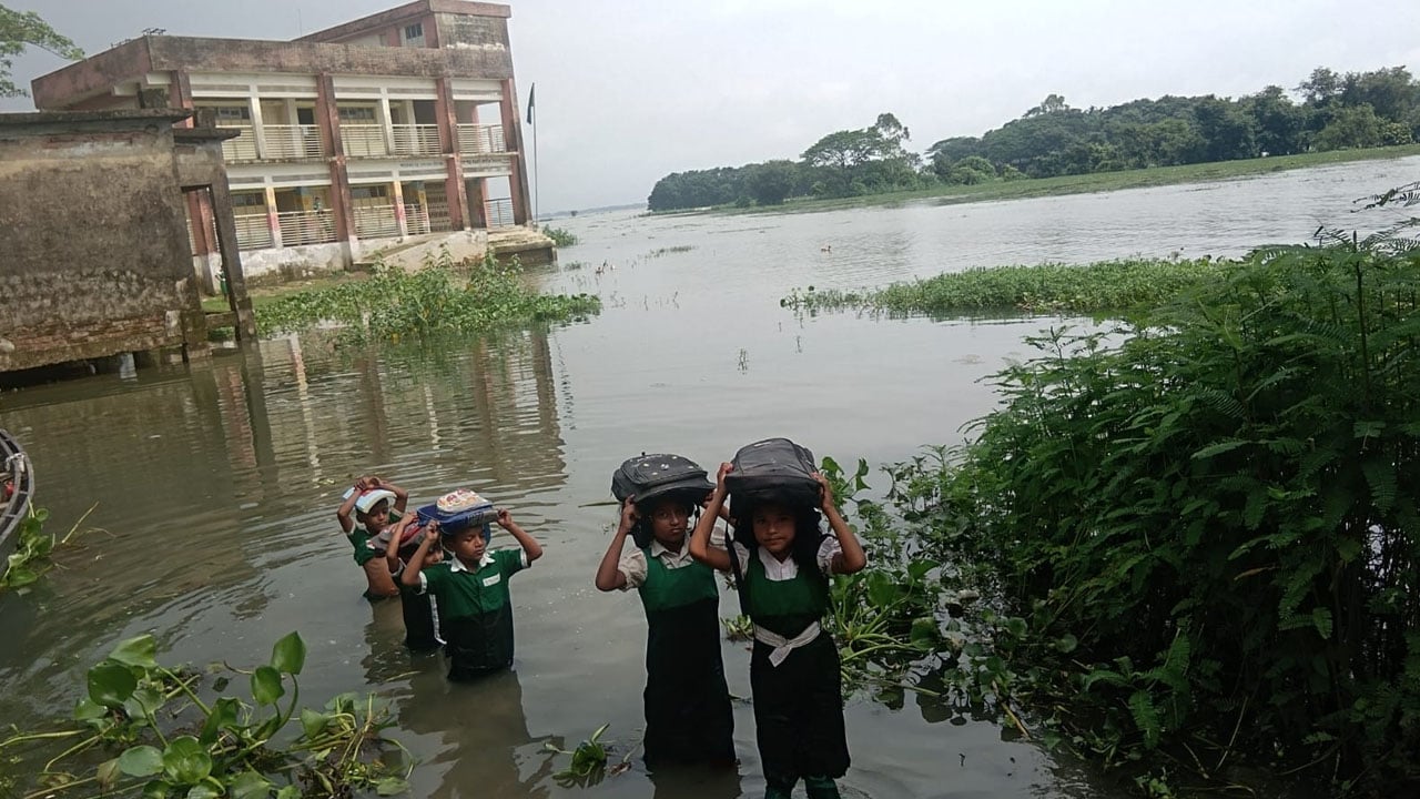 হাওরে শিক্ষার্থীদের ঝুঁকি নিয়ে পারাপার