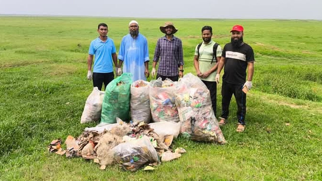 পর্যটকের ব্যাতিক্রমী উদ্যোগ, টাঙ্গুয়ার হাওর থেকে ৫ মণ প্লাস্টিকের বর্জ্য অপসারণ