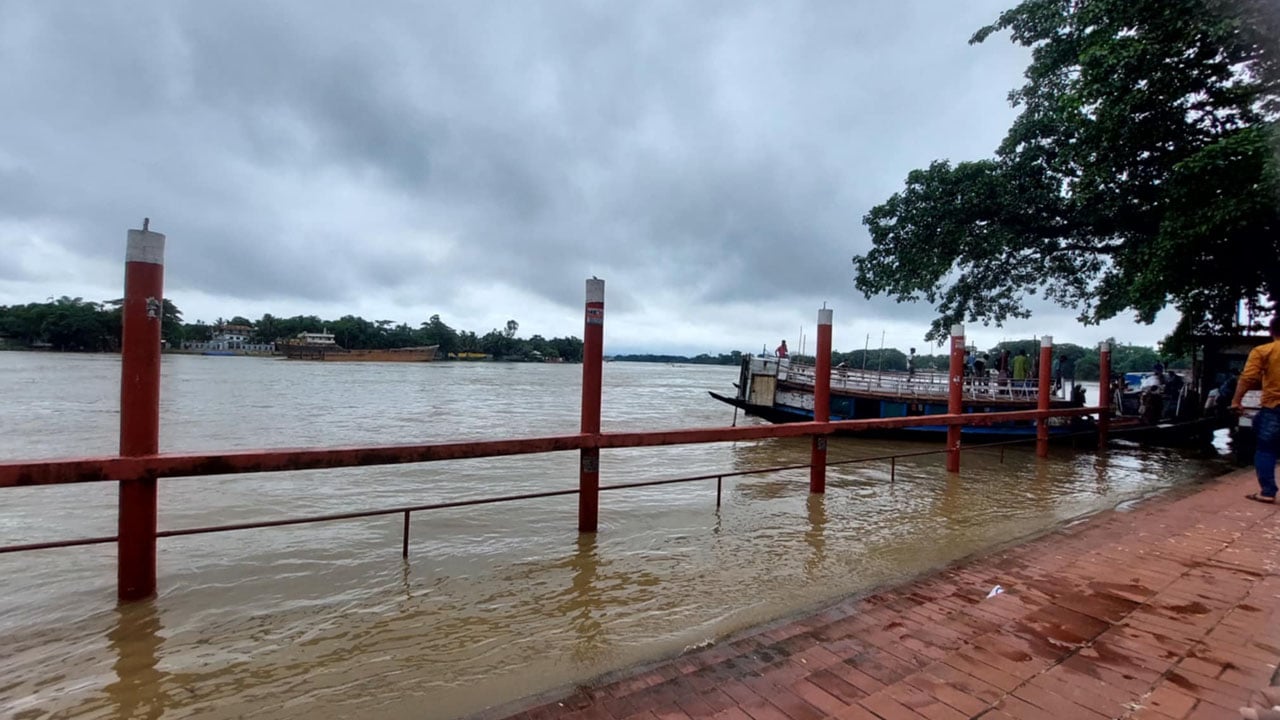 ভারতের ঢলে বাড়ছে নদ-নদীর পানি, বিপাকে নিম্নআয়ের মানুষ