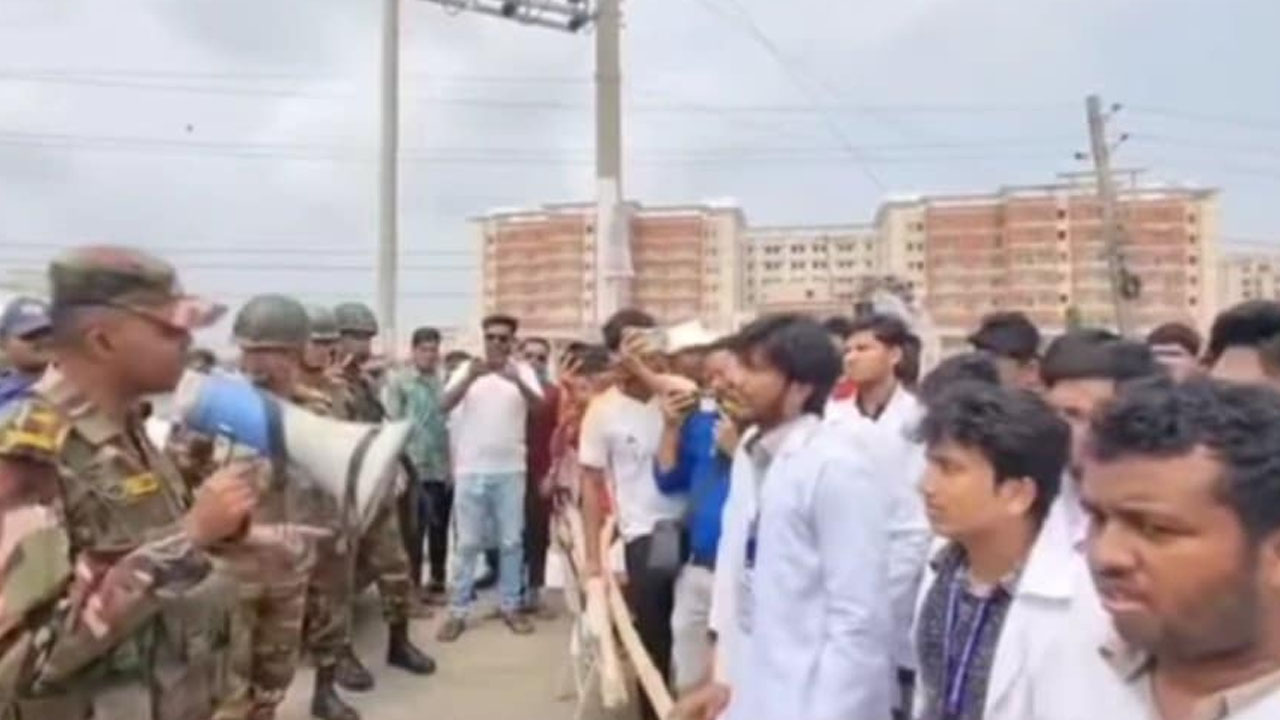 সুনামগঞ্জে সেনাবাহিনীর লাঠিচার্জে পণ্ড মেডিকেল শিক্ষার্থীদের অবরোধ