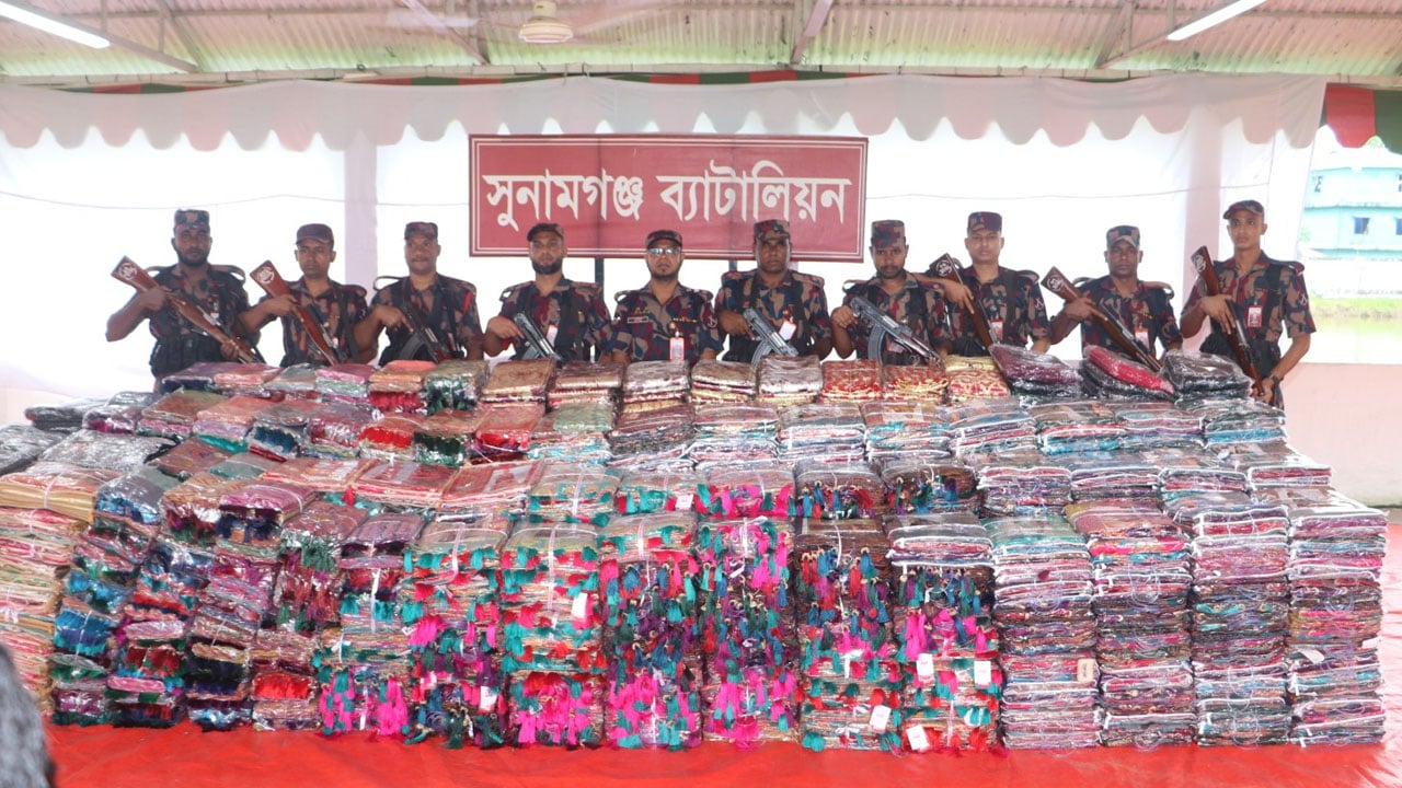 সুনামগঞ্জে কাভার্ড ভ্যানসহ সাড়ে ৩ কোটি টাকার ভারতীয় শাড়ি জব্দ 