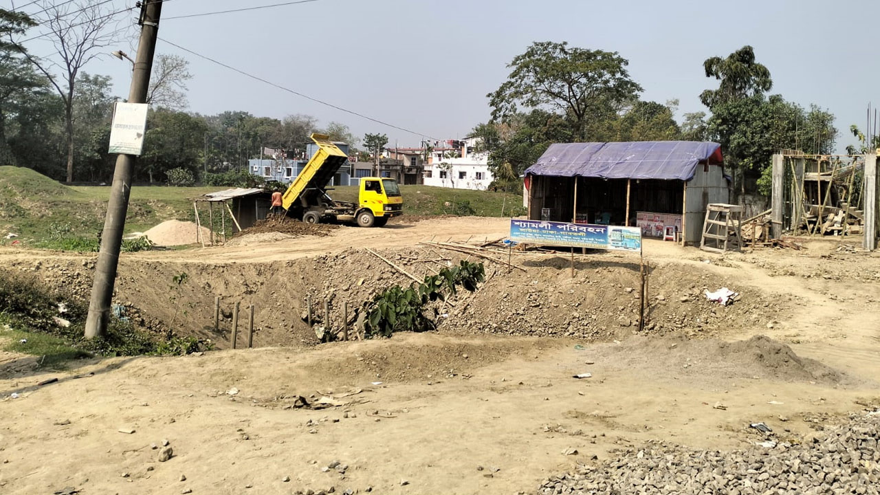 মাটিচাপায় নদীকে জীবন্ত হত্যা, বাদ যাচ্ছে না গুরুত্বপূর্ণ খাল