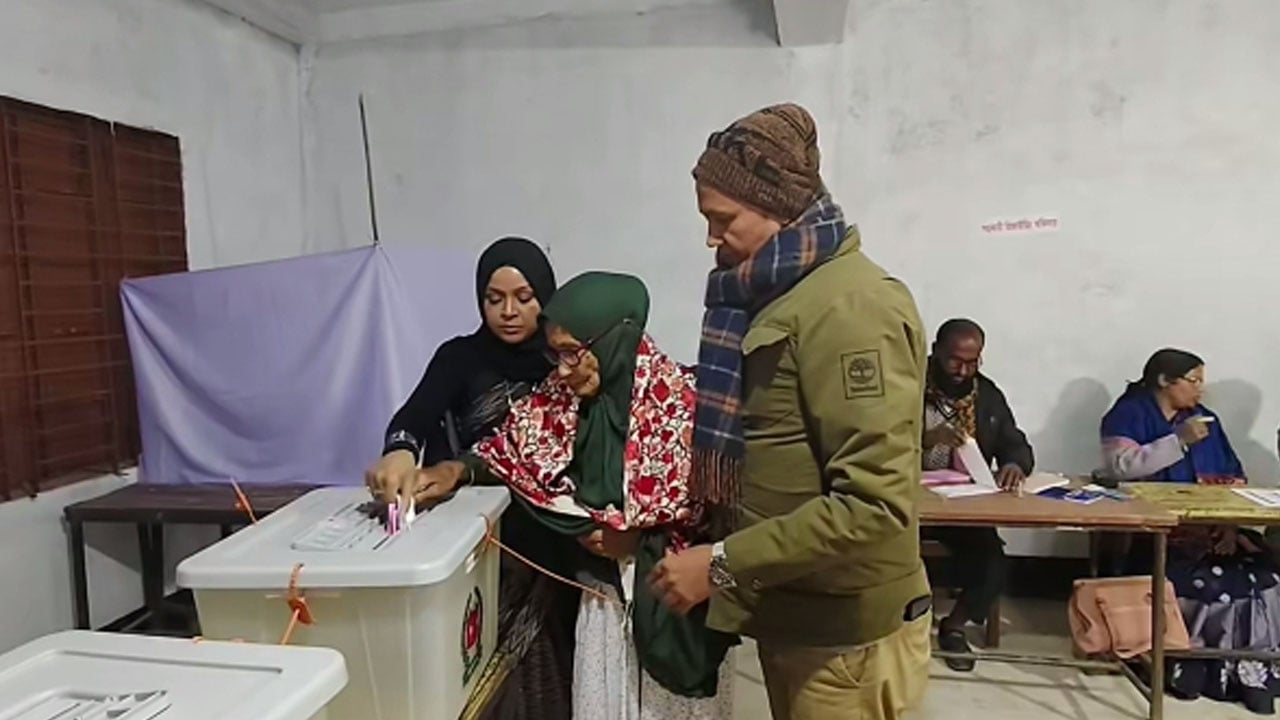 সুনামগঞ্জ-১ আসনে মাকে নিয়ে ভোট দিলেন বিএনপির প্রার্থী