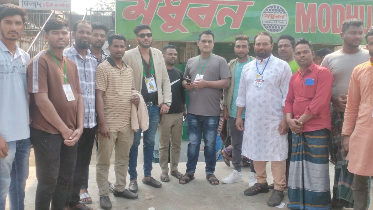 জীবনের প্রথম ভোট দিতে পেরে তরুণদের বুকে বাঁধভাঙা উচ্ছ্বাস