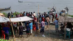 কোনো কিছুতেই বন্ধ হচ্ছে না ইলিশ শিকার