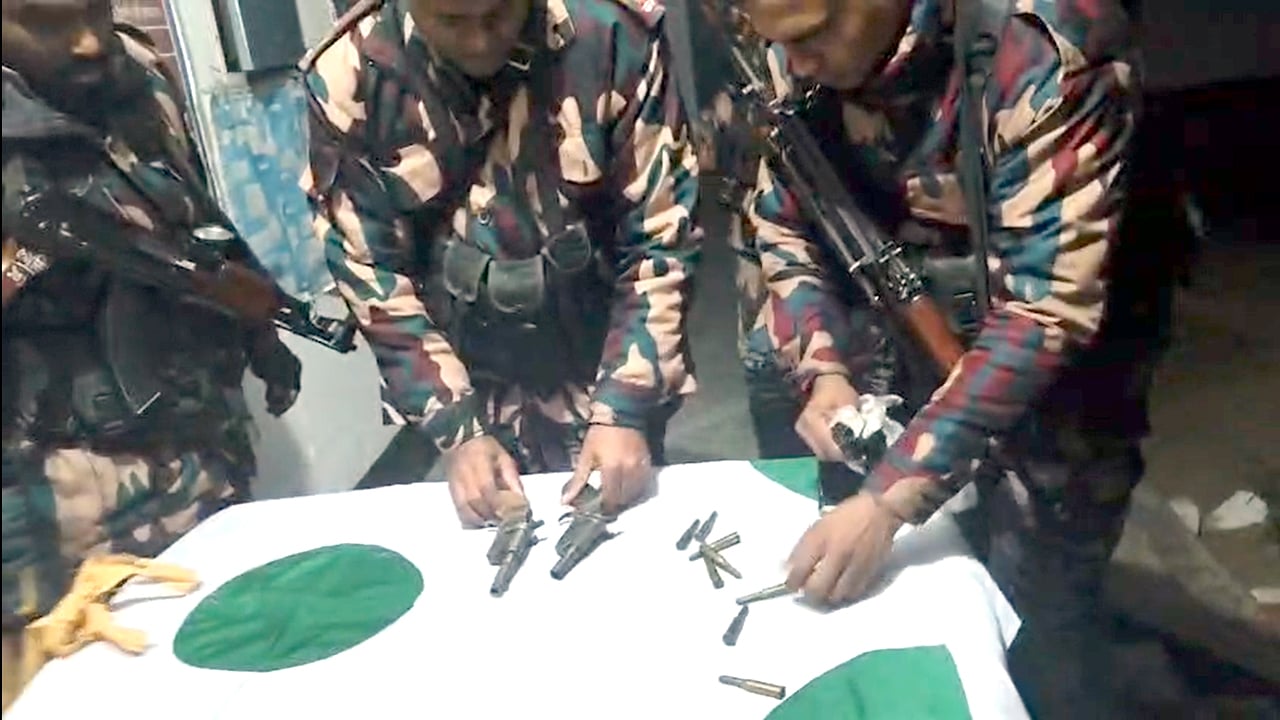 চাঁপাইনবাবগঞ্জ সীমান্তে ৯ রাউন্ড গুলিসহ দুটি আগ্নেয়াস্ত্র উদ্ধার