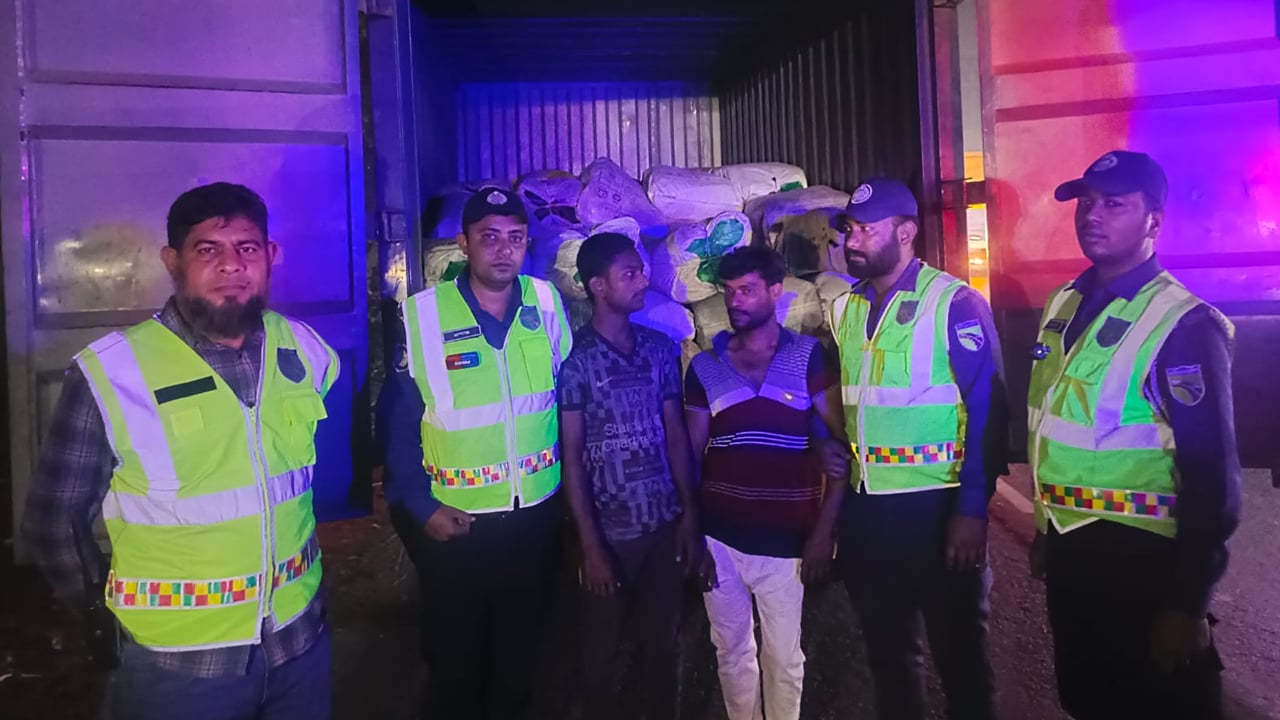 সিদ্ধিরগঞ্জে চার লাখ টাকার পলিথিন উদ্ধার, আটক ২