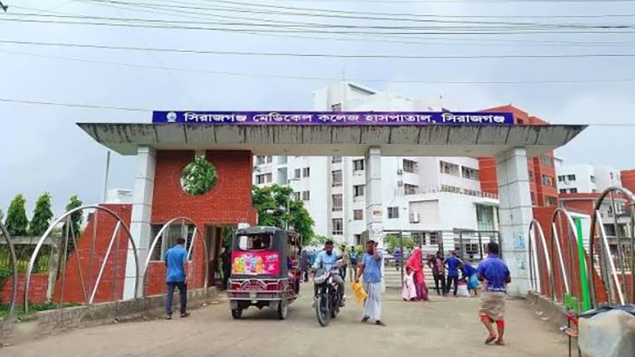 সিরাজগঞ্জে ট্রাকের ধাক্কায় বাসচালকসহ নিহত ২ 