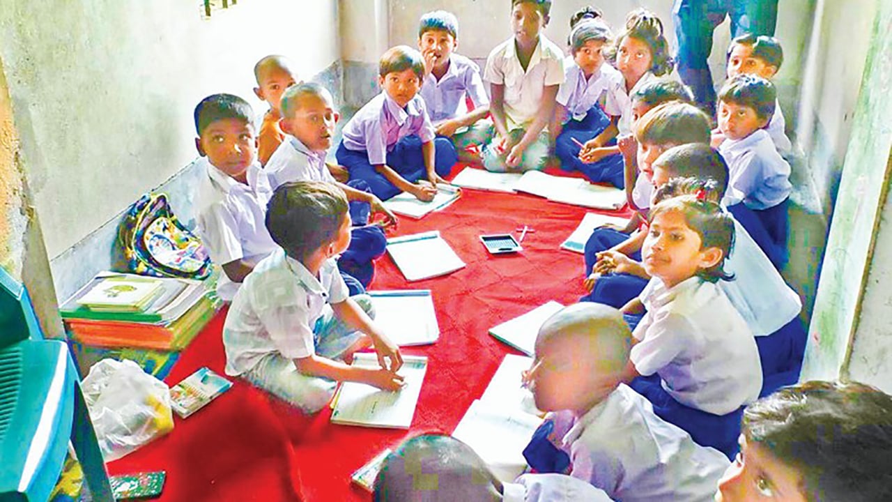 শ্রেণিকক্ষ সংকটে বারান্দায় পাঠদান