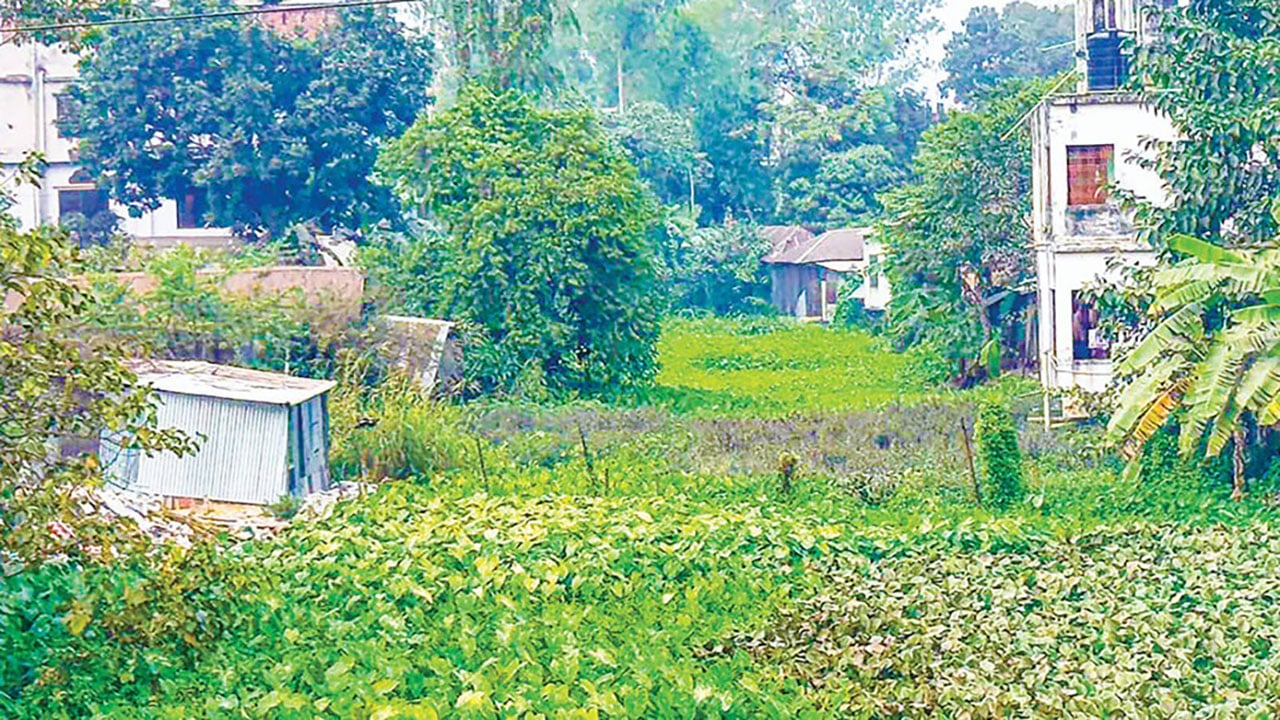 দখল-দূষণে কেশরখালী খাল এখন ময়লার ভাগাড়