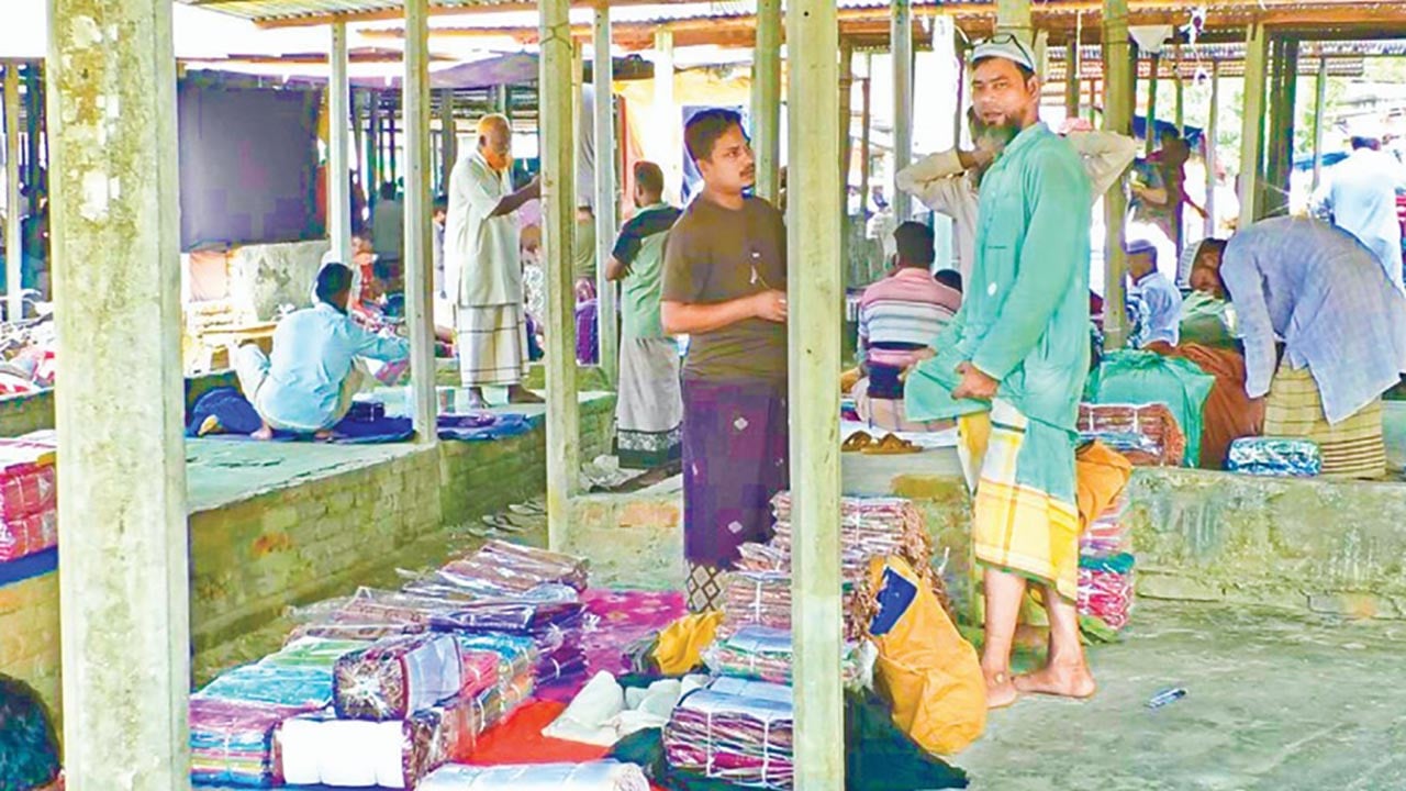 সংস্কারের অভাবে জরাজীর্ণ এনায়েতপুর কাপড়ের হাট