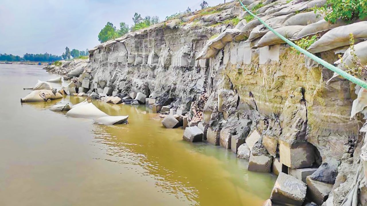 সিরাজগঞ্জে বালু উত্তোলনে যমুনার তীর সংরক্ষণ এলাকায় ভাঙন
